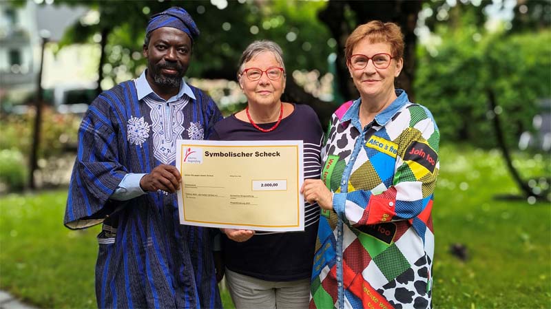Marleen Janew (Mitte) übergab den symbolischen Scheck an den Ourobou Arafat Tchakpedeou und Hannelies Höchel vom Verein Couleurs Afrik.